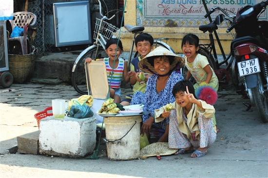 famille-souriante-vietnam
