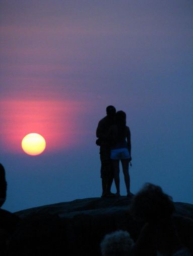 couple-amoureux-soleil-couchant.jpg
